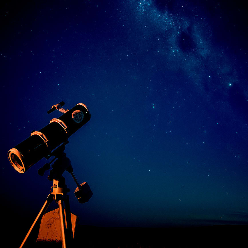 Astrónomo guía y telescopio a disposición