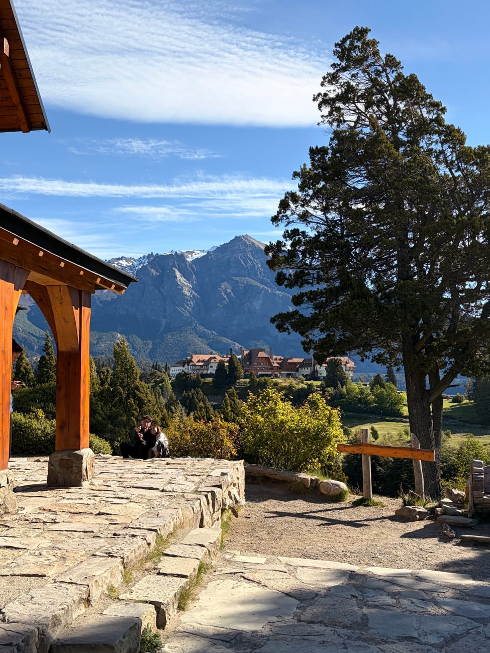 Vistas del Hotel Llao Llao desde la Capilla San Eduardo