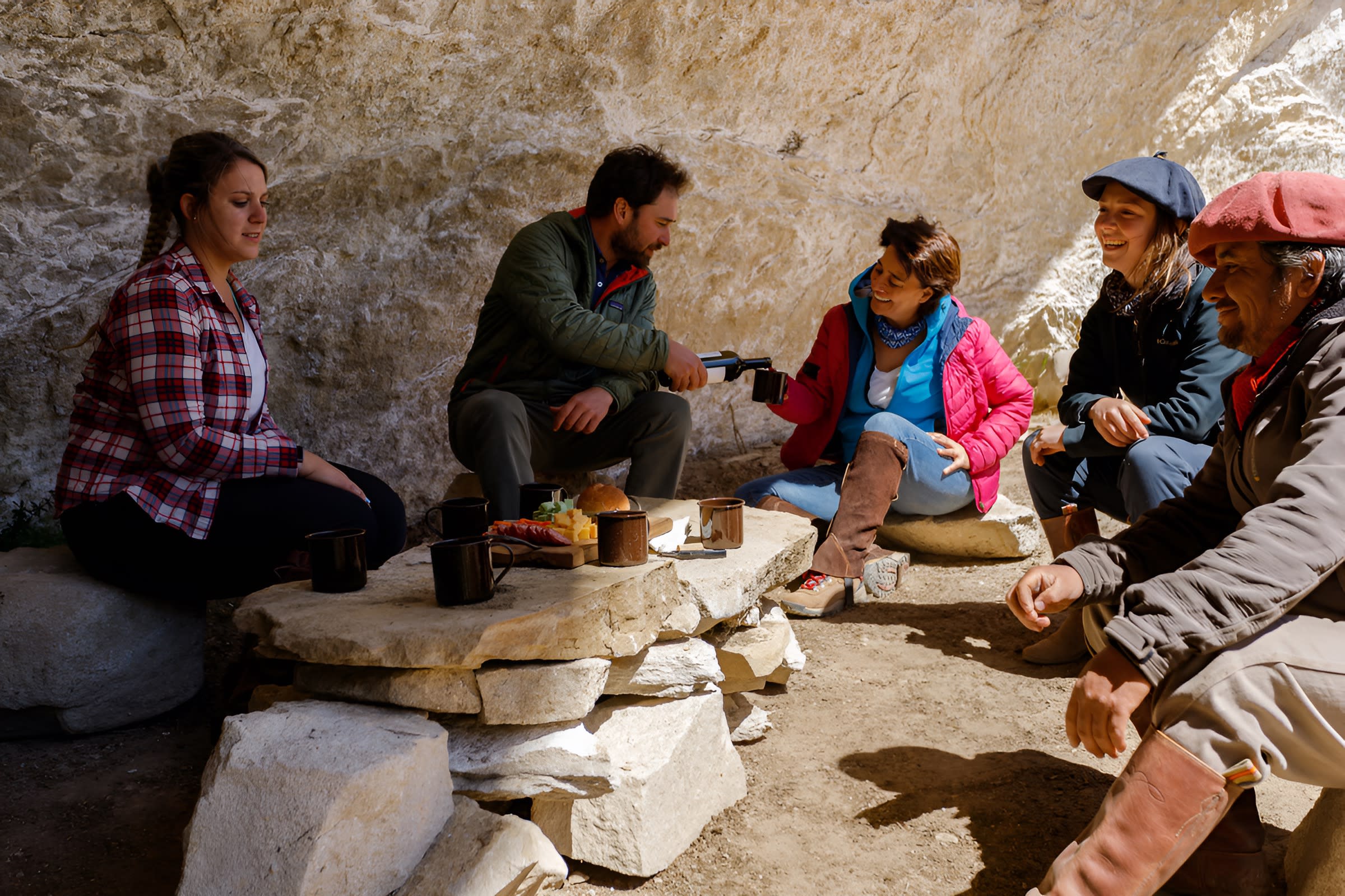 Almuerzo al aire libre en Cueva del Arroyo