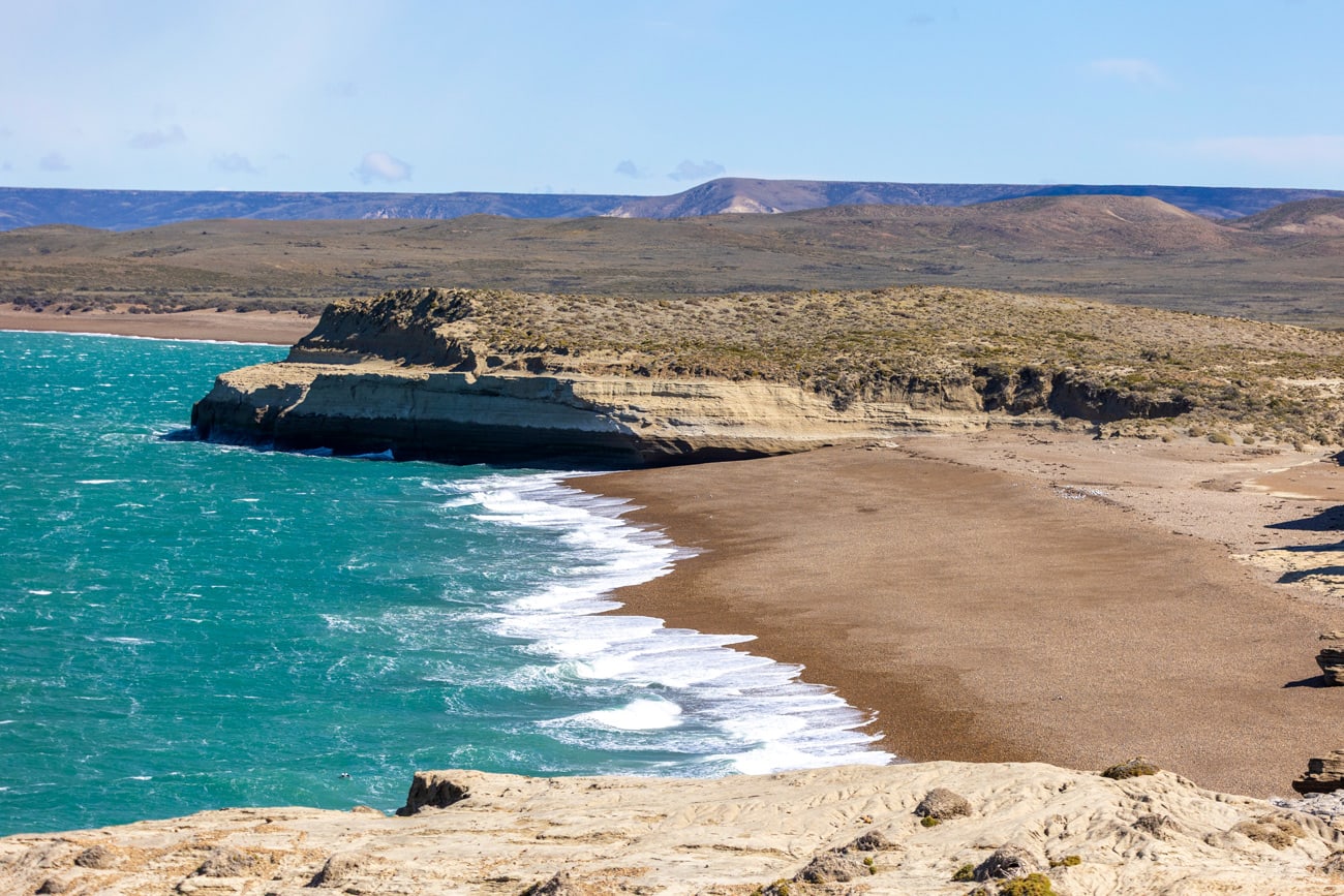 Visita a la playa con cuevas y acantilados