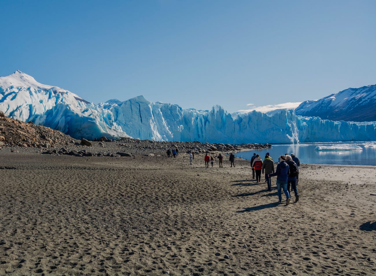 Caminhada pela praia até o glaciar