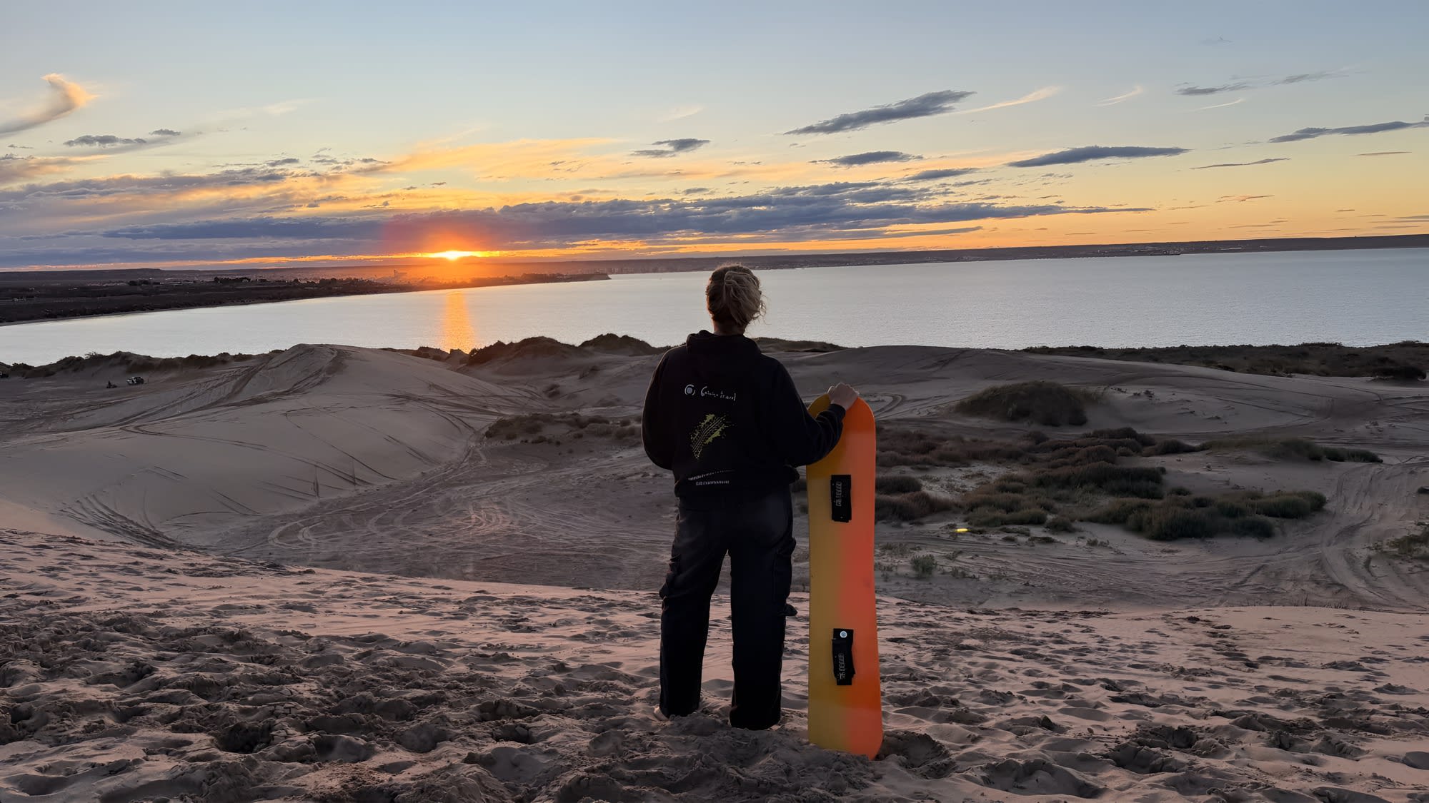 Sandboard en dunas frente al Golfo Nuevo