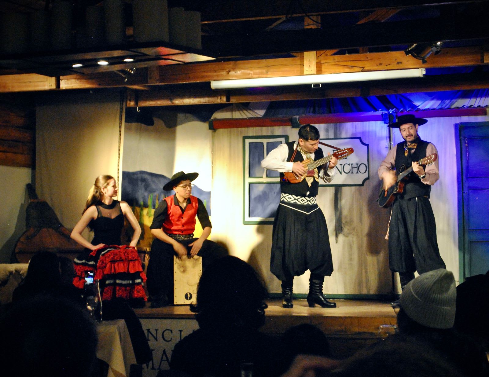 Cena y show folclórico en quincho