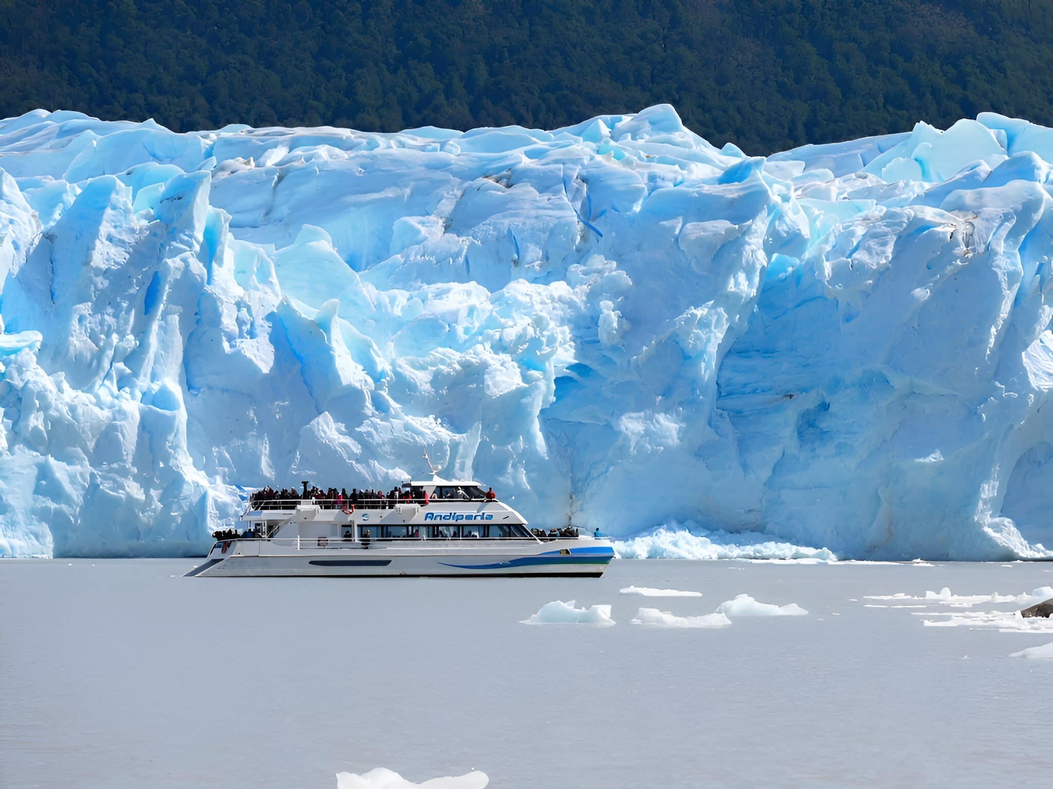 Navegação em frente ao Perito Moreno